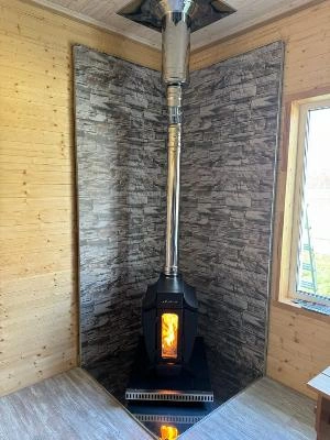 Установка и монтаж печи Ермак Stoker 150G в углу комнаты купить за 